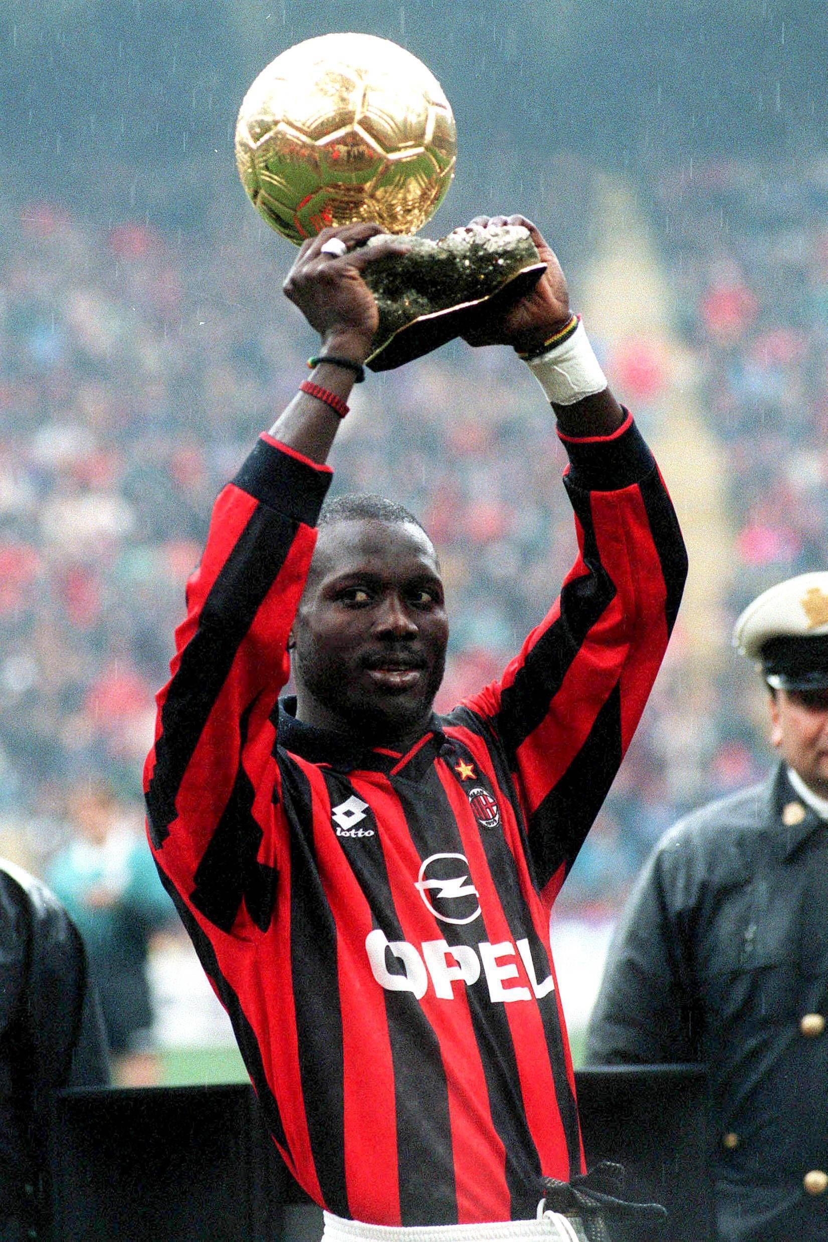 07 01 1996  George Weah Milan presents the Golden Ball for Europe Footballers the Year 1995 Vneg vertical Close Cup Golden Ceremony Athletes ceremony Award