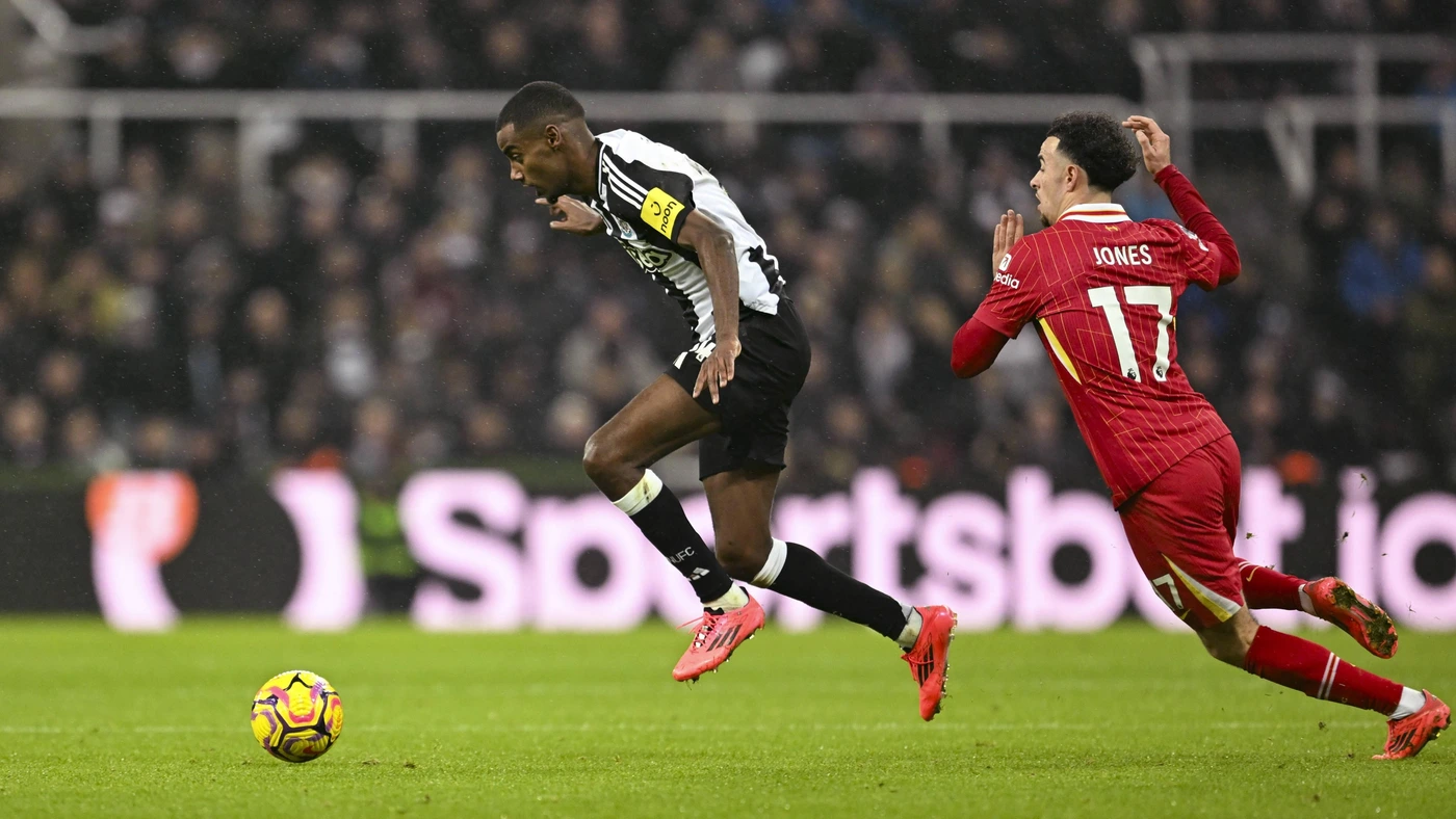 St. James Park NEWCASTLE, ENGLAND - DECEMBER 04: Alexander Isak of Newcastle L is chased by Curtis Jones of Liverpool R during the Premier League 2024/25 Matchweek 14 match between Newcastle United and Liverpool FC at St. James Park, on December 04, 2024