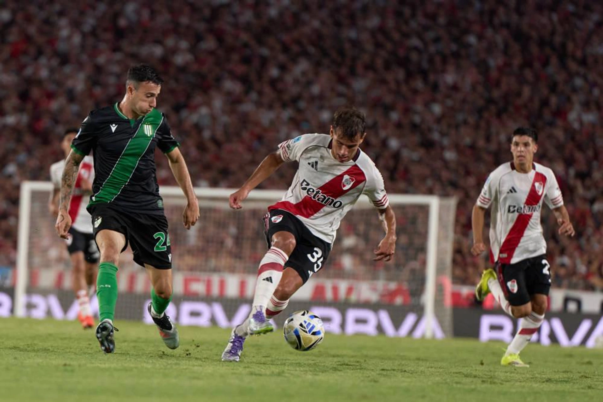 Joaquin Freitas of River Plate runs with the ball during the Liga Profesional de Futbol 2026 match between River Plate and Banfield at Estadio Monumental on February 26, 2026 in Buenos Aires, Argentina (Photo by Camilla Stolen Imago) Buenos Aires Argentina Copyright: xCamillaxStolenx L1120793 1