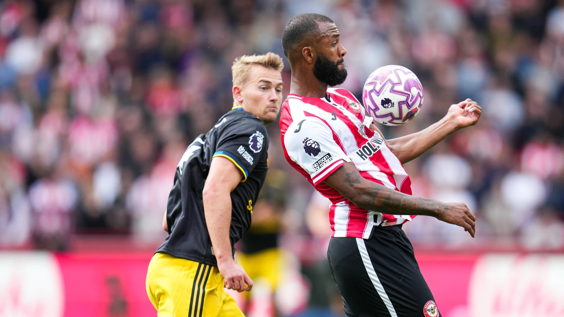 Premier League Brentford v Manchester United, ManU Igor Thiago of Brentford takes the ball down on his chest during the Premier League match Brentford vs Manchester United at The Gtech Community Stadium, London, United Kingdom, 27th September 2025