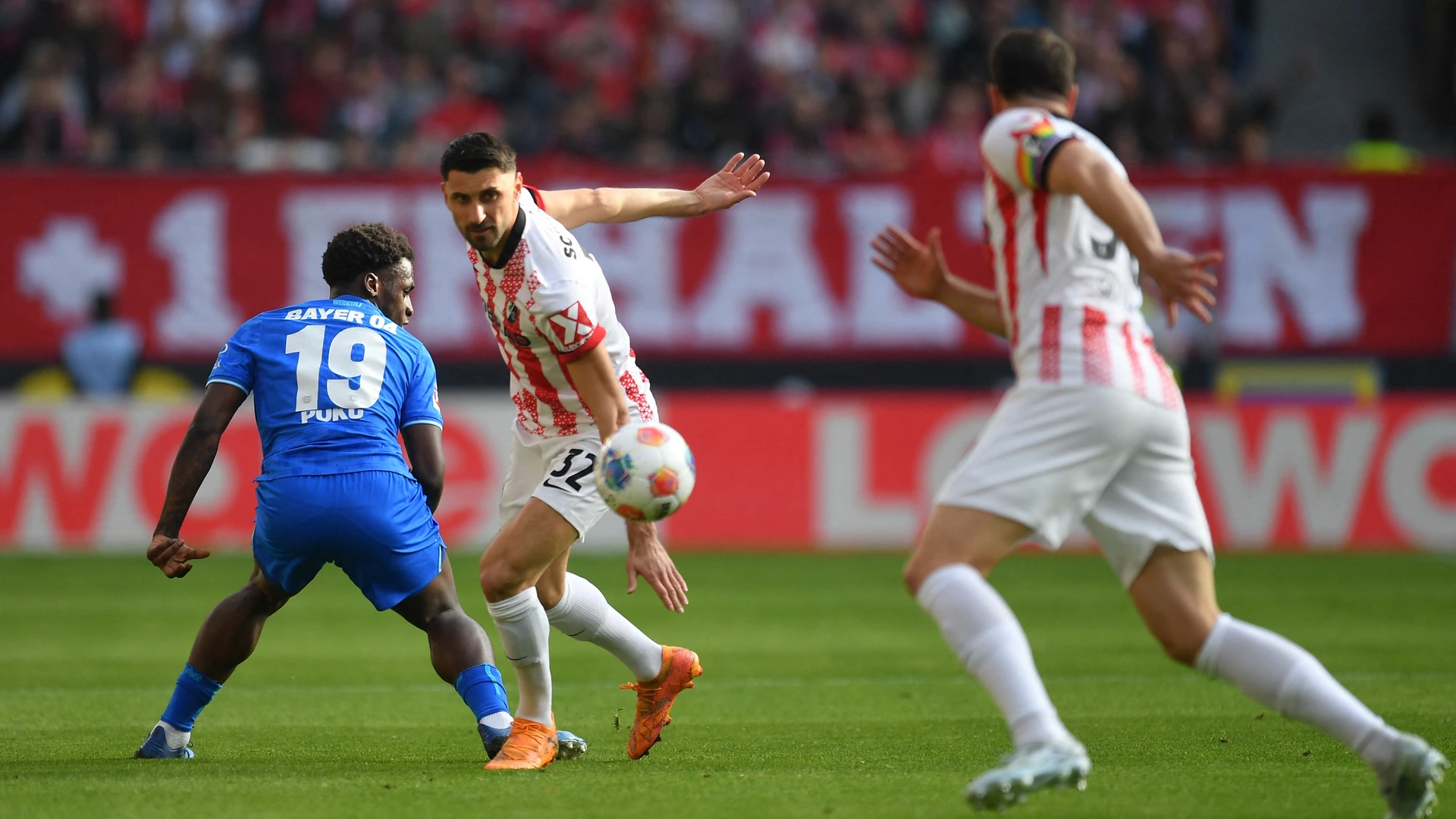 07 March 2026, Bundesliga, SC Freiburg - Bayer Leverkusen, Ernest Poku (l, Bayer Leverkusen) and Vincenzo Grifo (SC Freiburg) fight for the ball.