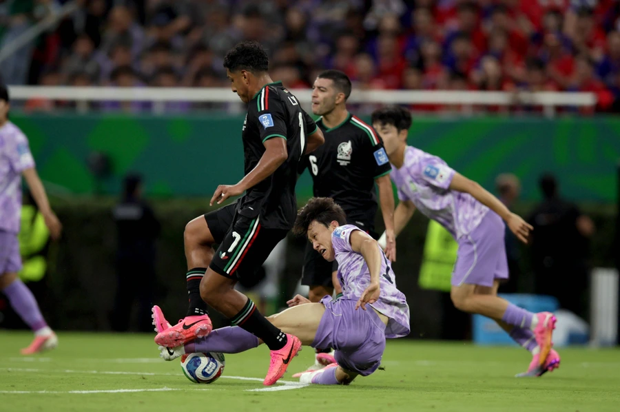 Goalkeeping error gifts Mexico a place in the last 16