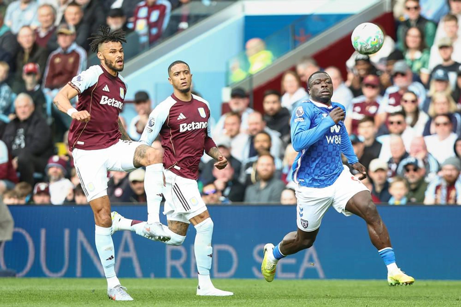 Aston Villa v Sunderland, Premier League Tyrone Mings of Aston Villa passes back to the goalkeeper during the Aston Villa v Sunderland Premier League match at Villa Park, Birmingham, England on 19 April 2026 Credit: Ian Stephen Every Second Media Editorial use only. All images are copyright Every Second Media Limited. No images may be reproduced without prior permission. All rights reserved. Premier League and Football League images are subject to licensing agreements with Football DataCo Limited. see https: www.football-dataco.com Copyright: xIMAGO EveryxSecondxMediax ESM-1927-0073 IanxStephenx xEveryxSecondxMediax