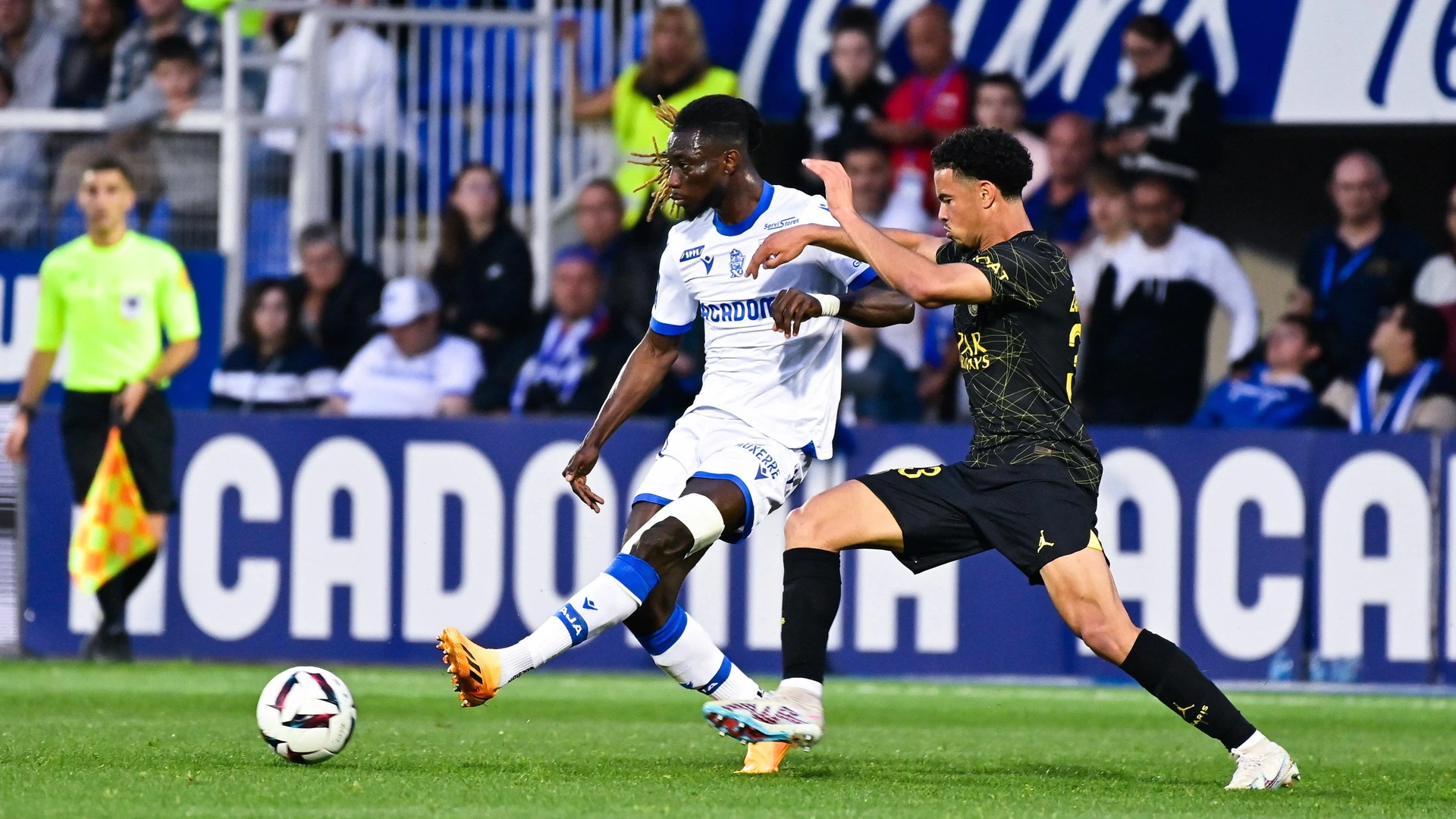 Warren ZAIRE-EMERY ( 33 - PSG ) - Gideon MENSAH ( 14 - Auxerre ) - FOOTBALL : Auxerre vs PSG - Ligue 1 - 21 05 2023