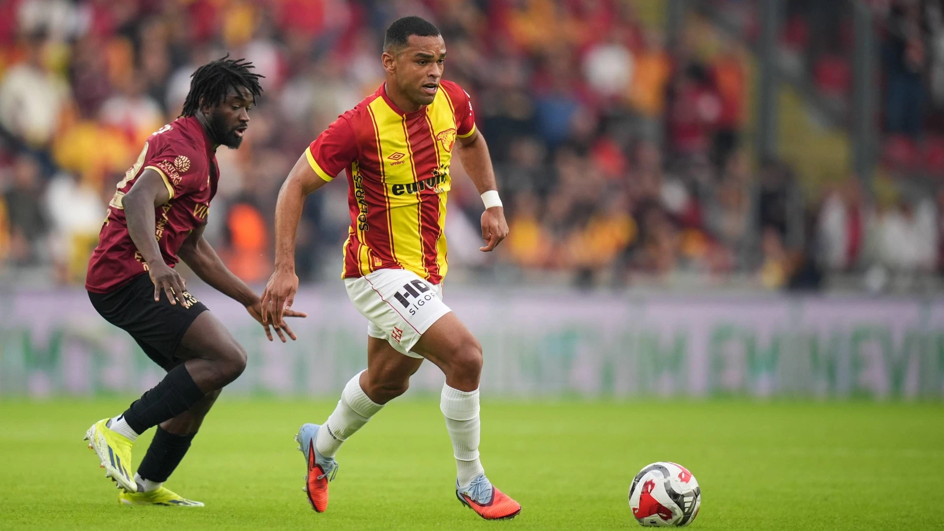 Goztepe v Genclerbirligi - Turkish Super Lig IZMIR, TURKIYE - NOVEMBER 1: Juan Santos R of Goztepe in action against Sekou Koita L of Genclerbirligi during the Turkish Super Lig week 11 football match between Goztepe and Genclerbirligi
