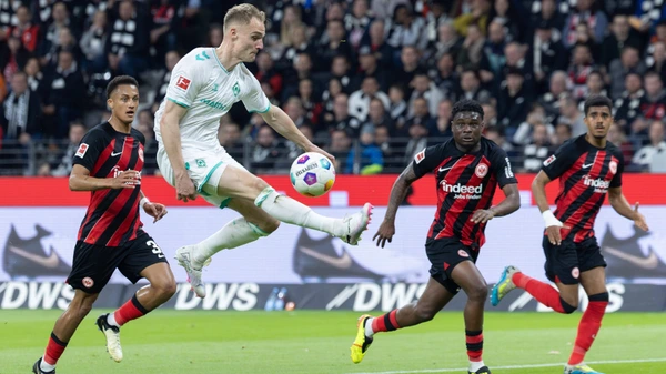 Amos Pieper Werder, 5 misses a cross 36 Bundesliga match between Eintracht Frankfurt and SV Werder Bremen on April 5, 2024