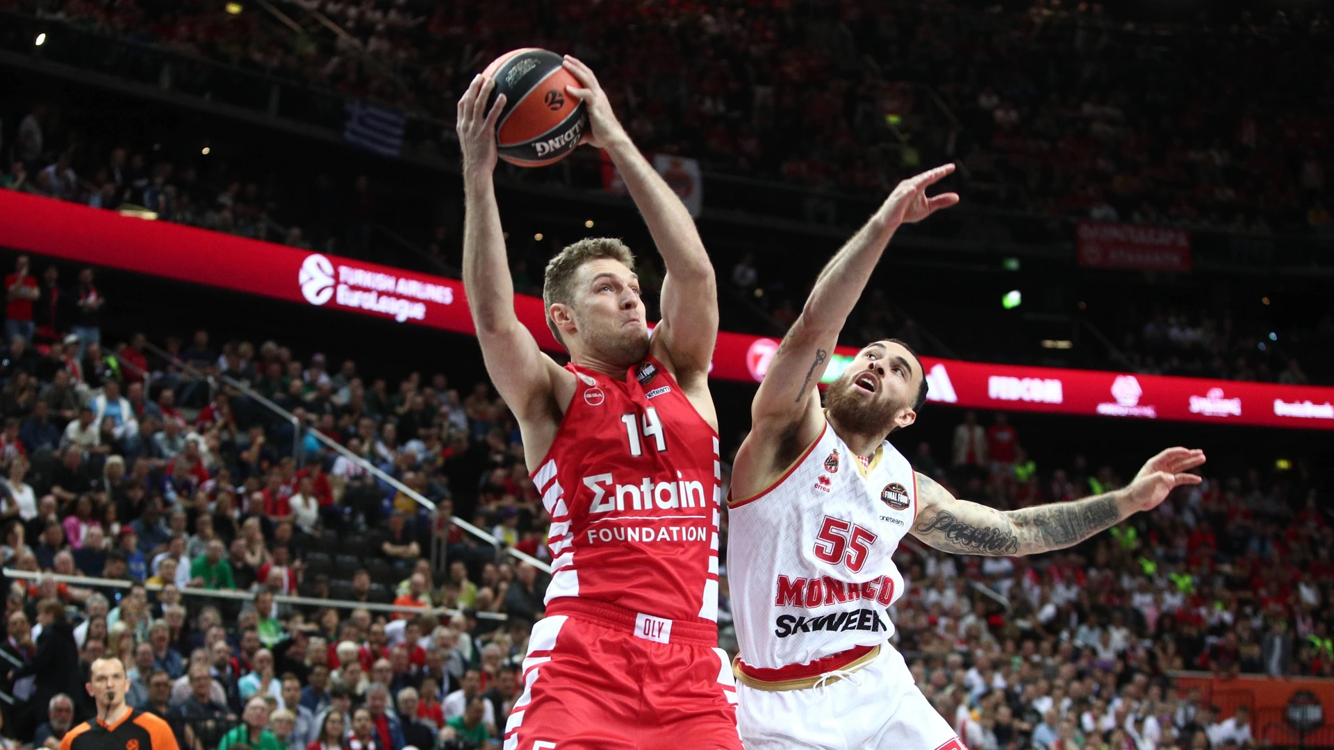 Basketball Euroleague Final 4 Season 2022 2023 Zalgirio Arena Kaunas, 19 05 2023 Olympiakos Piraeus AS Monaco Sasha Vezenkov L, Piraeus vs Mike James R, Monaco