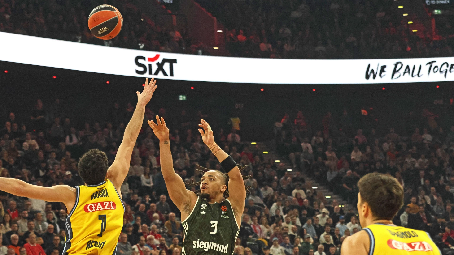 3 Carsen Edwards FCBB vs. 1 Gabriele Procida Alba action, duel, hall, jump shot, basketball EuroLeague FC Bayern Muenchen Alba Berlin SAP Garden 14 11 2024