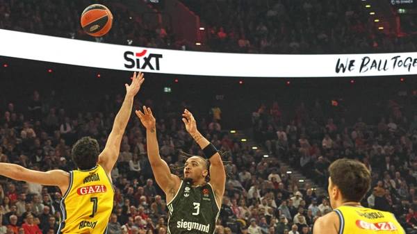 3 Carsen Edwards FCBB vs. 1 Gabriele Procida Alba action, duel, hall, jump shot, basketball EuroLeague FC Bayern Muenchen Alba Berlin SAP Garden 14 11 2024
