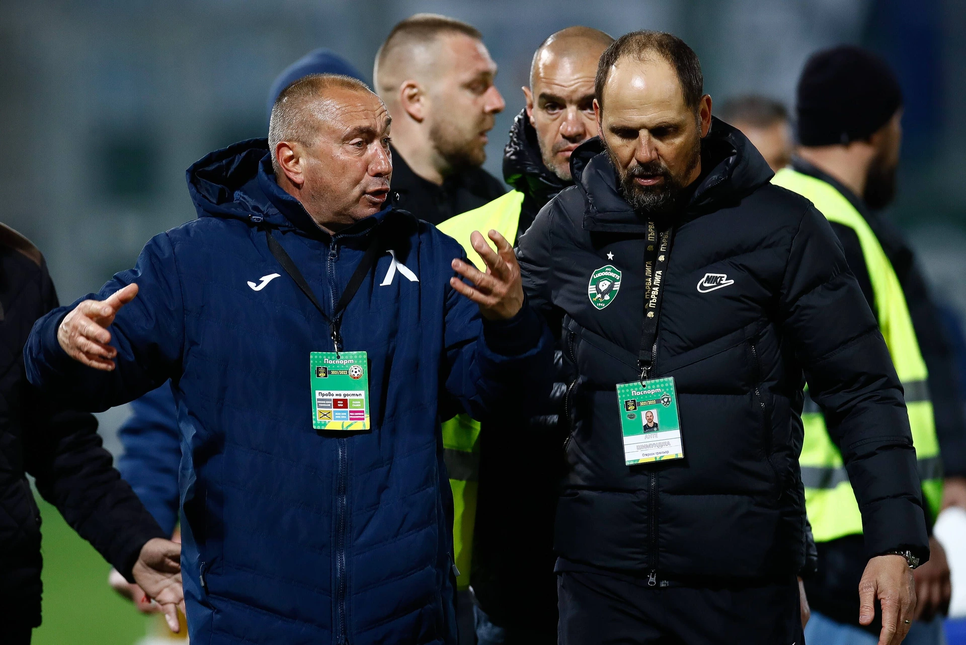 Ludogorets vs Bulgaria - Bulgarian football cup 2022 The coaches Stanimir Stoilov and Ante Šimundža arguing after the semifinal match of the bulgarian football cup between the teams of Ludogorets and Levski at Razgrad Arena stadium in Razgrad, Bulgaria on April 13, 2022 Razgrad Bulgaria *** Ludogorets vs Bulgaria Bulgarian football cup 2022 The coaches Stanimir Stoilov and Ante Šimundža arguing after the semifinal match of the Bulgarian football cup between the teams of Ludogorets and Levski at Razgrad Arena stadium in Razgrad, Bulgaria on April 13, 2022 Razgrad Bulgaria