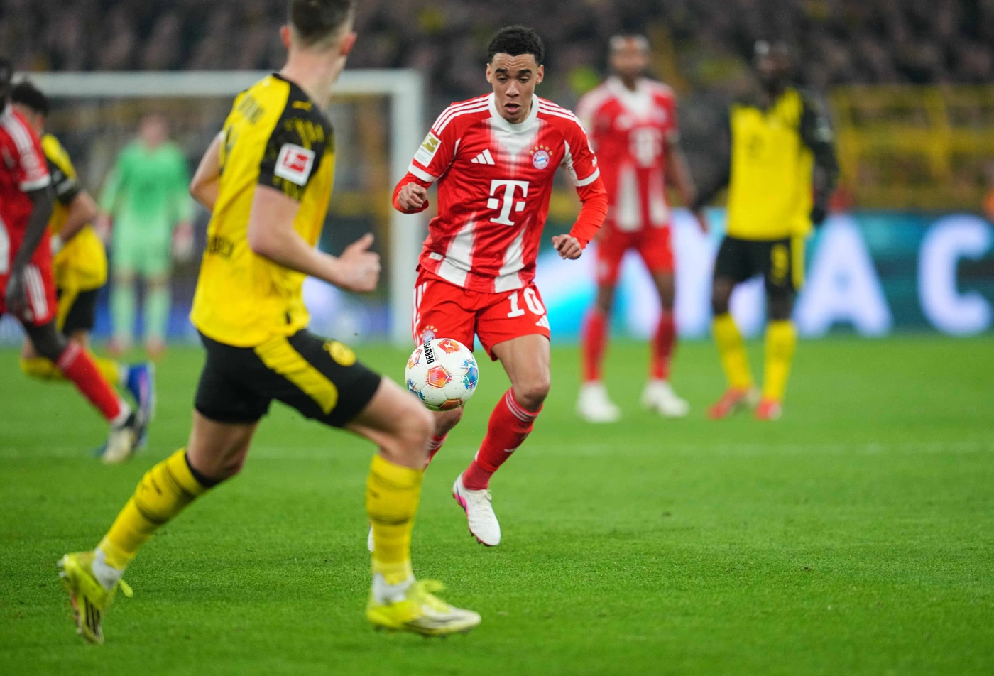 Jamal Musiala (Bayern Munich) in Aktion waehrend des spiels der 1.Bundesliga zwischen Borussia Dortmund gegen Bayern Munich, Signal Iduna Park, Dortmund, Germany am 28. February 2026. (Foto von Tho...