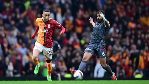 ISTANBUL, TURKIYE - NOVEMBER 10: Hakim Ziyech (22) of Galatasaray in action against Youssef Ait Bennasser (6) of Samsunspor during the 12th week match between Galatasaray and Samsunspor at RAMS Park in Istanbul, Turkiye on November 10, 2024.