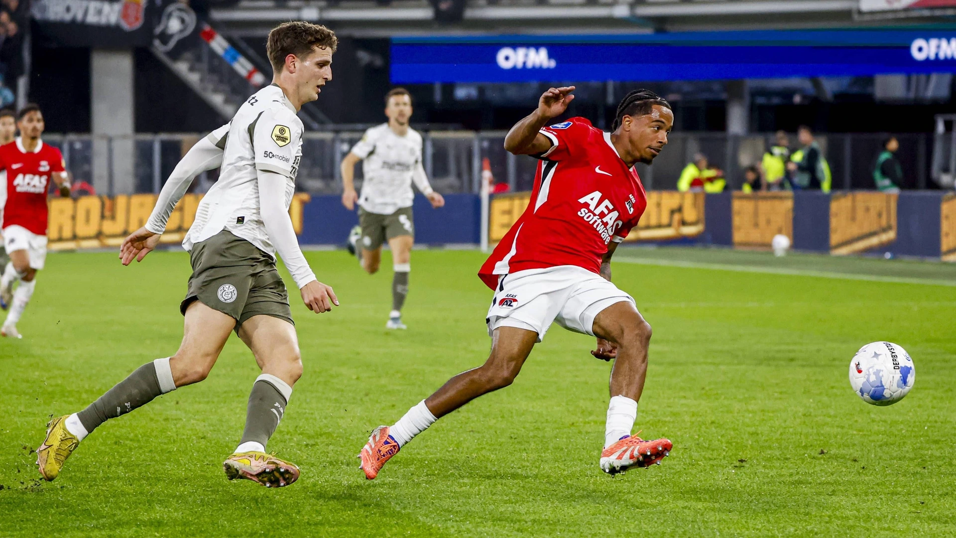 Elijah Dijkstra of AZ Alkmaar dribbles with the ball under pressure from Guus Til of PSV Eindhoven AZ Alkmaar v PSV Eindhoven, Eredivisie, November 9, 2025.