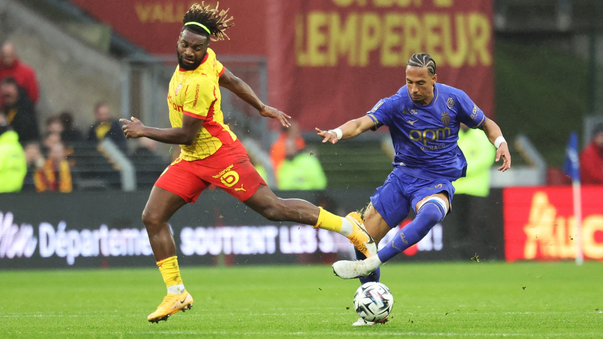Monaco's German defender #05 Thilo Kehrer (R) and Lens' French forward #09 Allan Saint-Maximin fight for the ball during the French L1 football match between Lens (RCL) and Monaco (ASM) at the Stade Bollaert-Delelis stadium in Lens on February 21, 2026.
