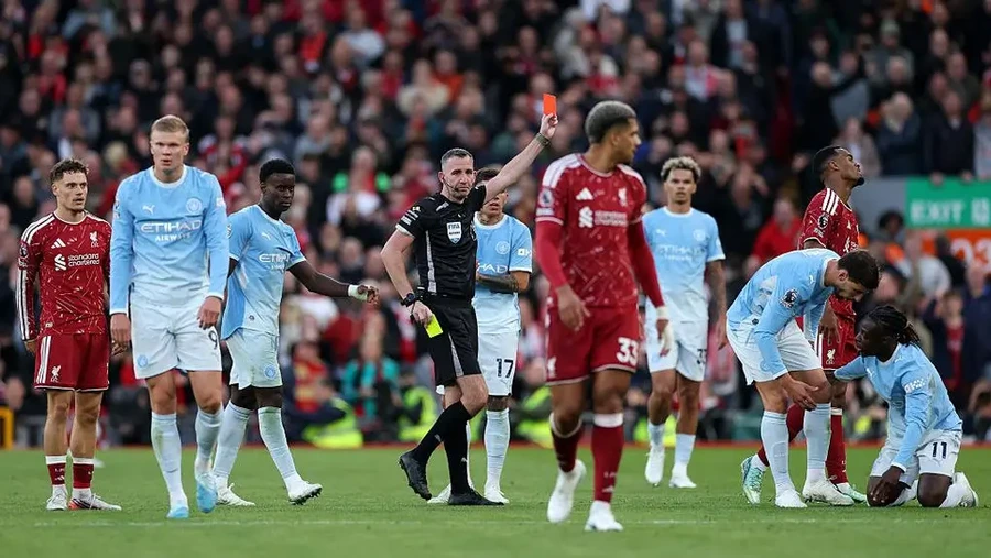 Manchester City trece peste problemele din afara terenului și îi aplică lui Liverpool primul eșec sub Iraola