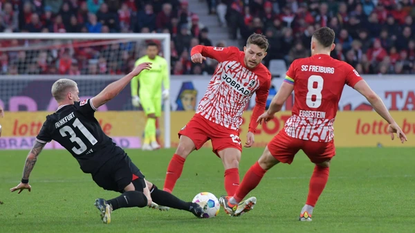 18 02 2024, xblx, Soccer 1 Bundesliga, SC Freiburg Eintracht Frankfurt emspor, v l Philipp Max Eintracht Frankfurt , Florent Muslija SC Freiburg , Maximilian Eggestein SC Freiburg