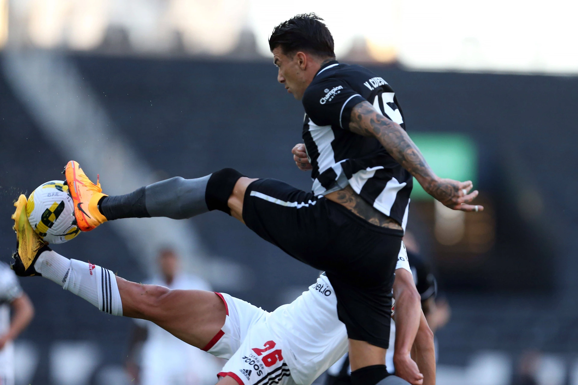 16th June 2022; Est& xe1;dio Nilton Santos, Rio de Janeiro, Brazil; Brazil A-League football, Botafogo versus Sao Paulo: Victor Cuesta of Botafogo challenges Igor Gomes of Sao Paulo for the high ball PUBLICATIONxNOTxINxUK ActionPlus12400547 DanielxCasteloxBranco