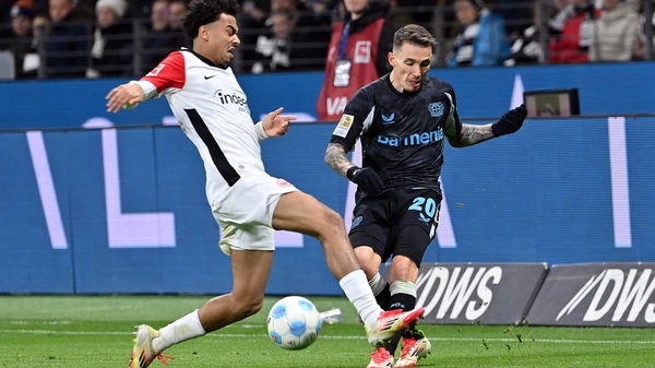 01 03 2025, Bundesliga, Eintracht Frankfurt Bayer 04 Leverkusen v l Nathaniel Brown Eintracht Frankfurt , Alejandro Grimaldo Bayer Leverkusen