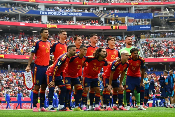 rodri ; ruiz (fabian) ; oyarzabal (mikel) ; laporte (aymeric) ; cubarsi (pau) ; simon (unai) ; baena (alex) ; porro (pedro) ; cucurella (marc) ; olmo (dani) ; yamal (lamine) FOOT COUPE DU MONDE 202...