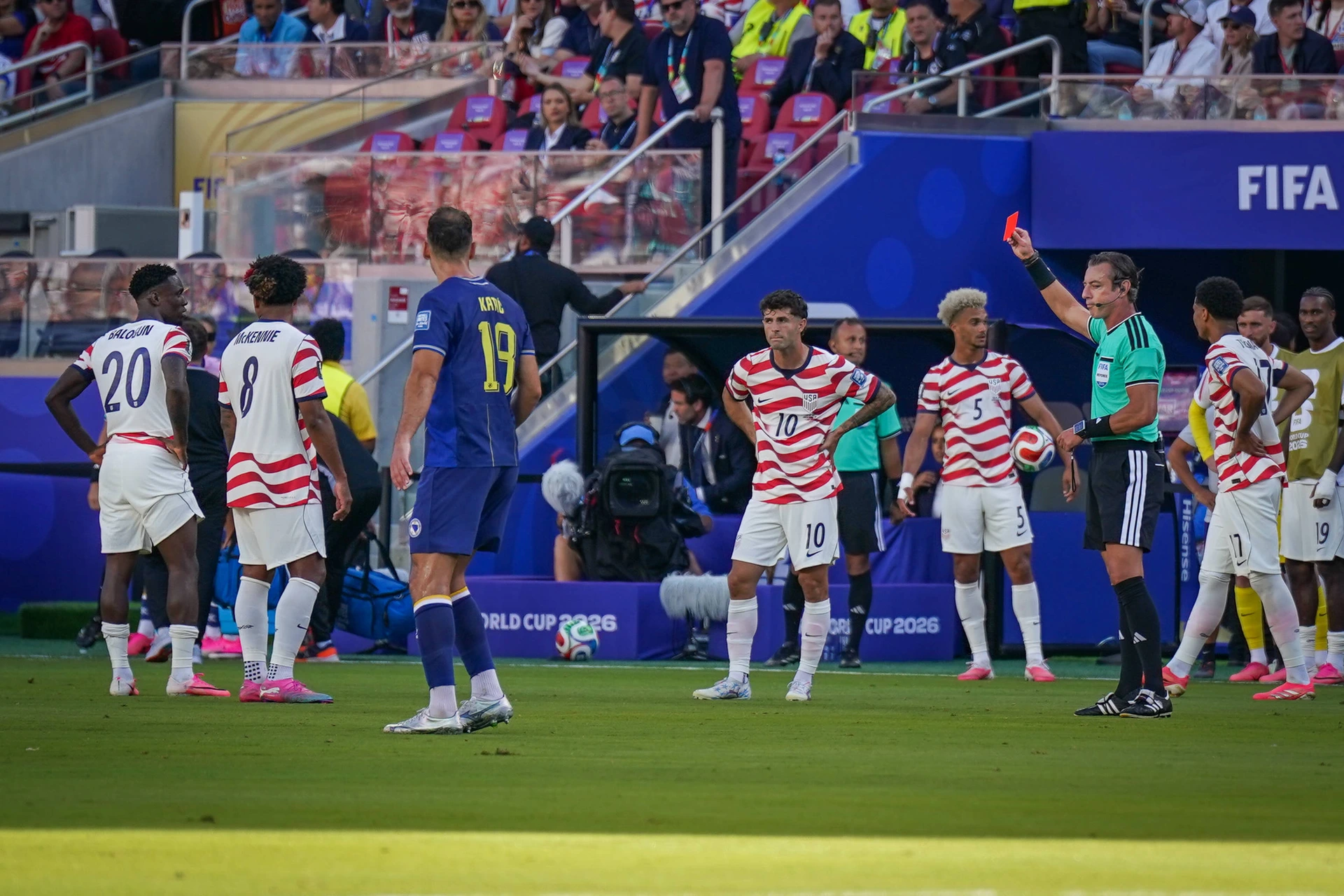 USA: Fußball FIFA World Cup, WM, Weltmeisterschaft, Fussball 2026, Sechzehntelfinale - USA vs Bosnien - Herzegowina im Levi™s Stadium (Santa Clara, San Francisco Bay Area, Kalifornien): Schiedsrich...