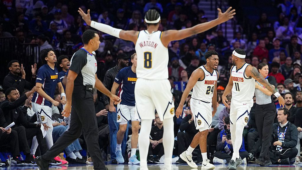 Denver, sin sus estrellas, venció a los 76ers en la prórroga
