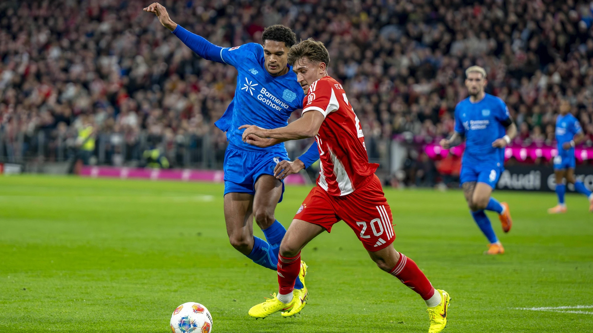 01 11 2025 Football FC Bayern Munich Bayer 04 Leverkusen in the Allianz Arena Jarell Quansah Bayer Leverkusen l and Tom Bischof Bayern Munich fight for the ball