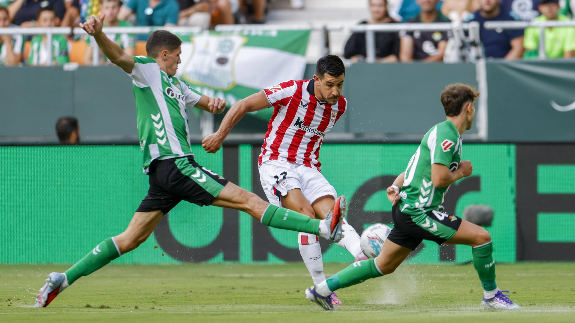 Real Betis Balompie v Athletic Club - LaLiga EA Sports In Seville, Spain, on August 31, 2025, Yuri Berchiche of Athletic Club makes a center to the area during the La Liga EA Sports match between Real Betis and Athletic Club at La Cartuja Stadium.