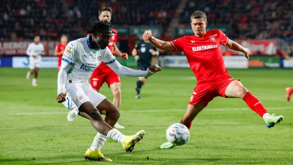 Johan Bakayoko of PSV and Bas Kuipers of FC Twente battle for the ball , Eredivisie, FC Twente 65 v PSV Eindhoven, Grolsch Veste stadium, April 24, 2025, Enschede, Netherlands.