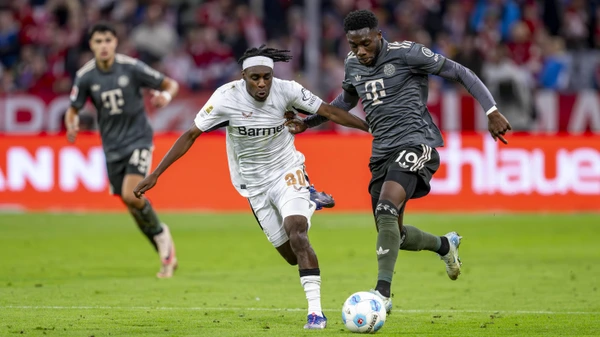 Bundesliga FC Bayern Munich Bayer 04 Leverkusen, 2024 2025 season in the Allianz Arena Leverkusens Jeremie Frimpong l and Munichs Alphonso Davies fight for the ball