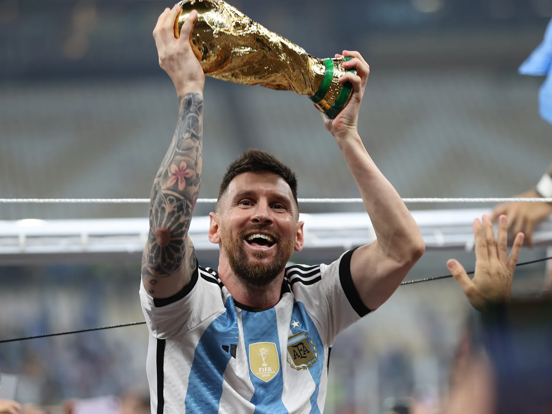 Lionel Messi shows off the World Cup to Argentina’s fans! 🏆