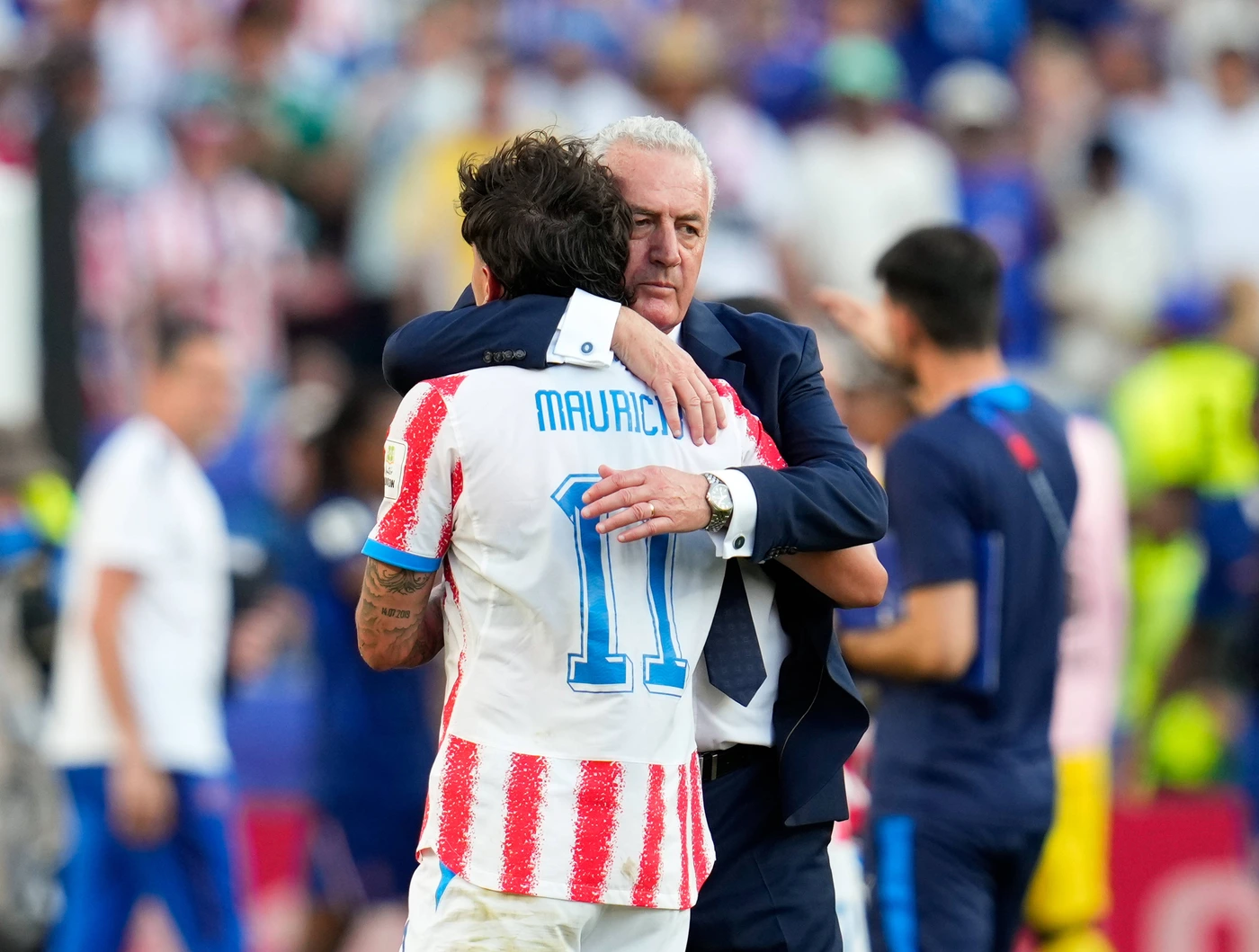 Gustavo Alfaro (Paraguay, Cheftrainer) troestet Mauricio (Paraguay, 11) nach dem Spiel. USA, FIFA Weltmeisterschaft, Sechzehntelfinale, Paraguay vs Frankreich, Philadelphia, 04.07.2026 FIFA Weltmei...