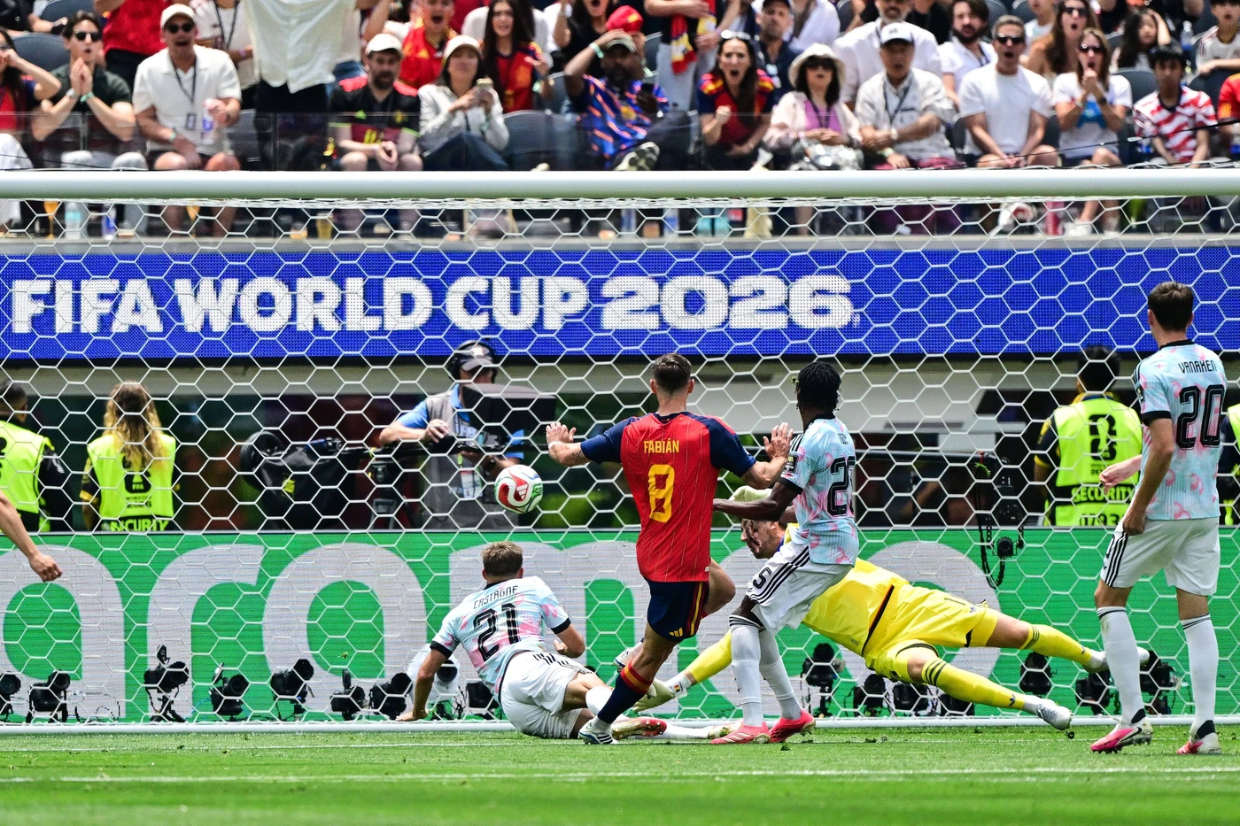 Sport Bilder des Tages Spain s Fabian Ruiz scores a goal during a soccer game between Spain and Belgian national team, Nationalteam Red Devils, on Friday 10 July 2026 in Los Angeles, USA, in the 1 ...