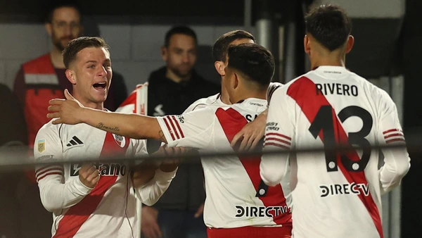 River Plate's midfielder Giuliano Galoppo (L) celebrates with teammates after scoring the opening goal during the Argentine 2025 Clausura Tournament match between Estudiantes de la Plata and River Plate on September 13, 2025.