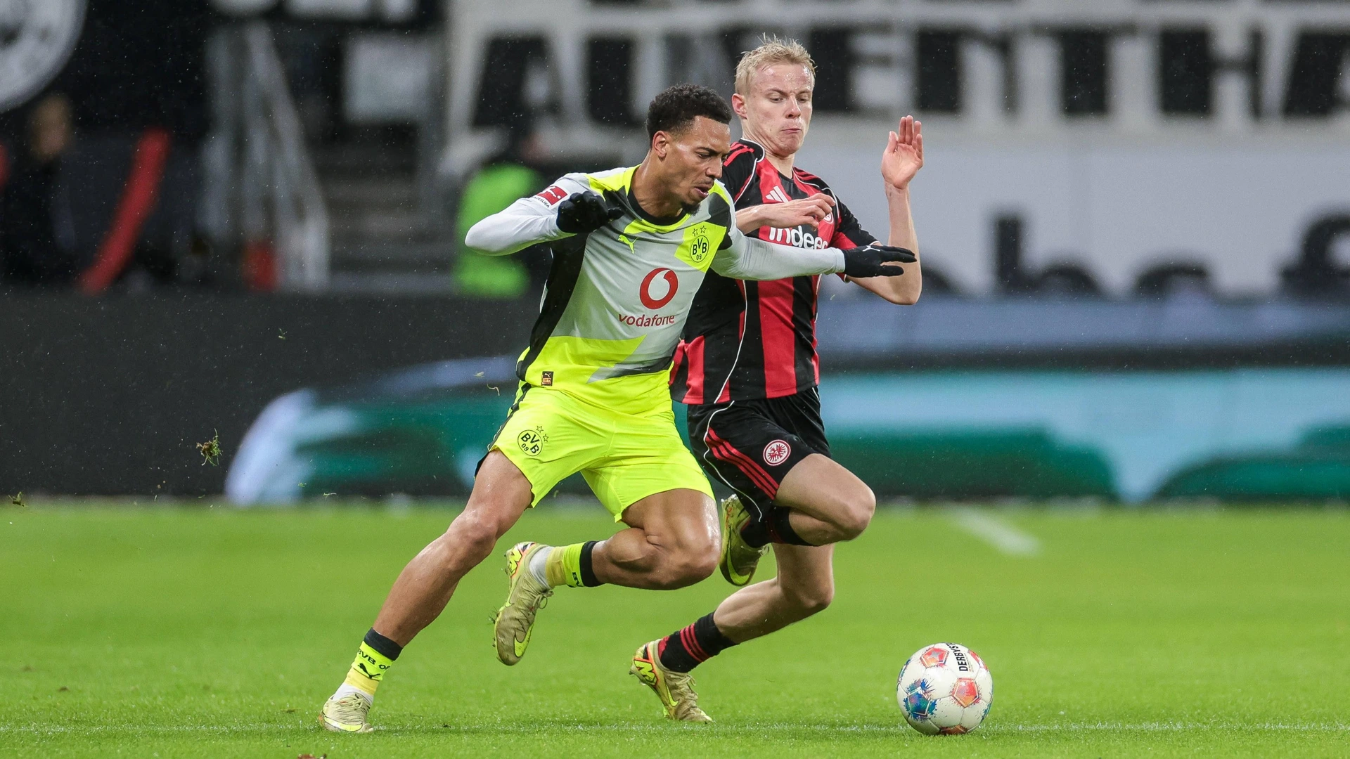 09 01 2026, Football, Season 2025 2026, 1 Bundesliga, Matchday 16, Eintracht Frankfurt Borussia Dortmund, f l Felix Nmecha Borussia Dortmund , Oscar Hojlund Eintracht Frankfurt , Frankfurt
