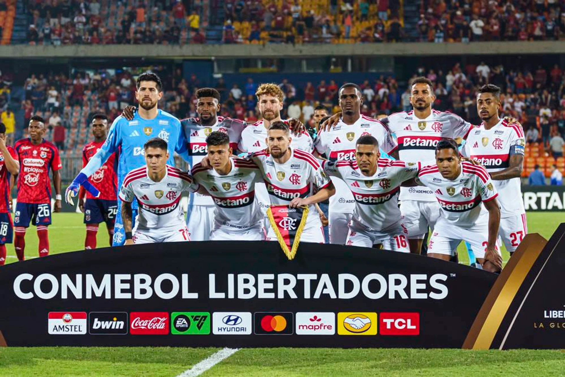 Independiente Medellin v Flamengo - Copa Conmebol Libertadores Medellin, Colombia - May 7: Flamengo squad pose for team photo prior to the Copa Conmebol Libertadores match between Independiente Medellin and Flamengo at Atanasio Girardot Stadium on May 7, 2026 in Medellin, Colombia. Photo by: Camila Ortega Latin Images Medellin Atanasio Girardot Stadium Colombia Colombia Copyright: xLatinxSportxImagesx
